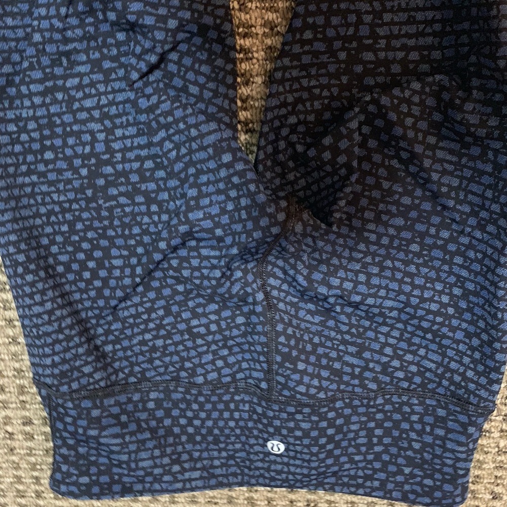Size 6 lululemon reversible wonder unders